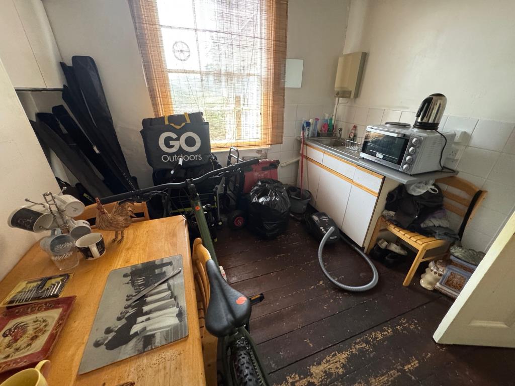 Lot: 161 - FREEHOLD INVESTMENT BLOCK OF FOUR FLATS - Flat 2 - kitchen